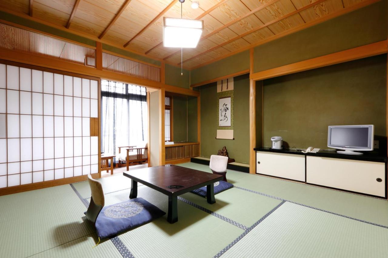 Okada Ryokan Warakutei Takajama Kültér fotó